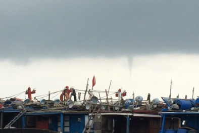 Tin mới nhất bão số 14: Vòi rồng ở Huế đã biến mất